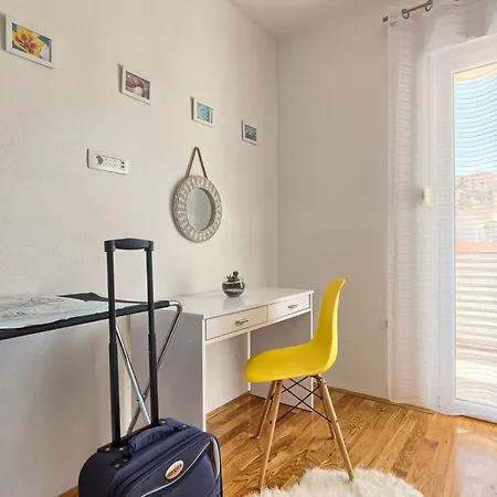 Split Area By Interhome شقة *