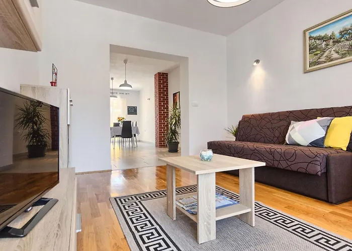 Split Area By Interhome * بودْسْتغانا